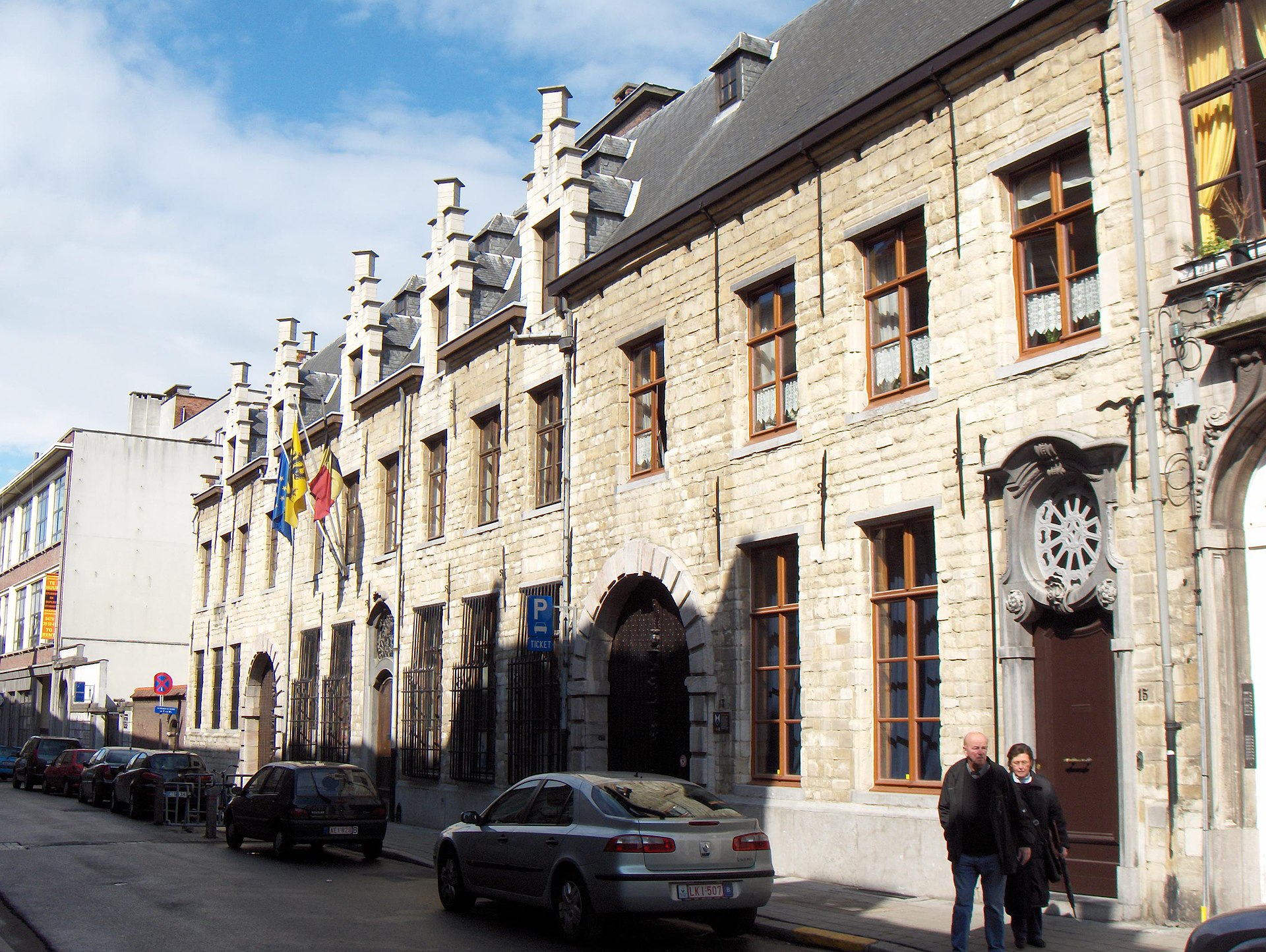 In de Venusstraat in Antwerpen staat het het historisch gebouw van de Berg van Barmhartigheid nog overeind. 