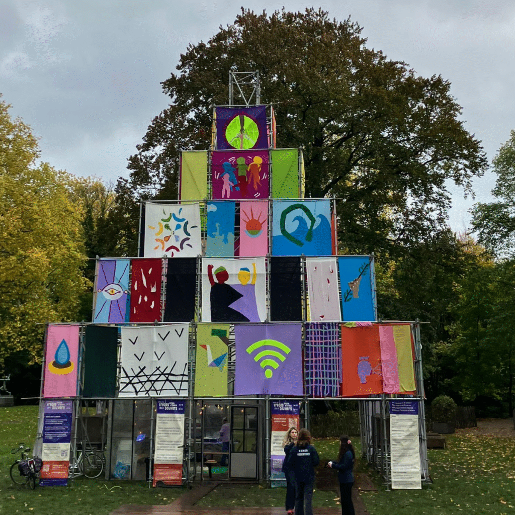 Onze vredesvlag wappert aan de Temple of Peace in Mechelen