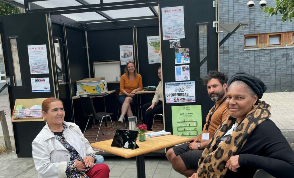 Vrijwilligers in actie voor de Gezondheidskiosk op het Terloplein in Borgerhout