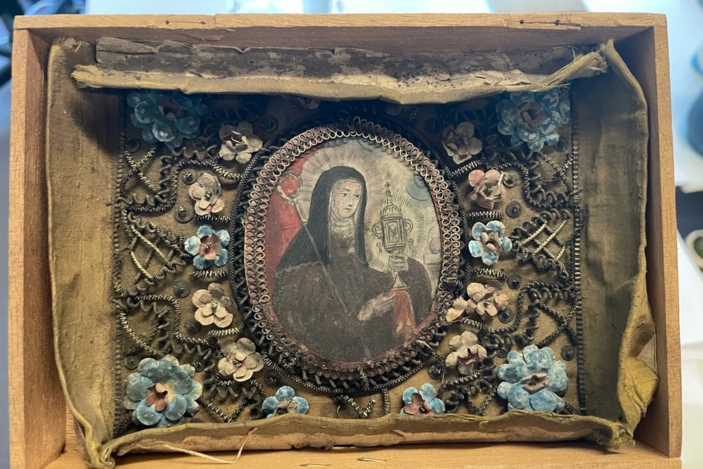 Ingelijste prent van de heilige Clara in de expo 'Acht eeuwen minder'