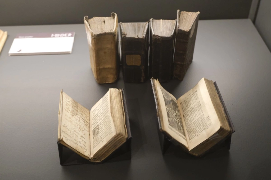 5 boekjes van amper 9 op 5 cm met de regel en het testament van Franciscus van Assisi uit de expo 'Acht eeuwen minder'